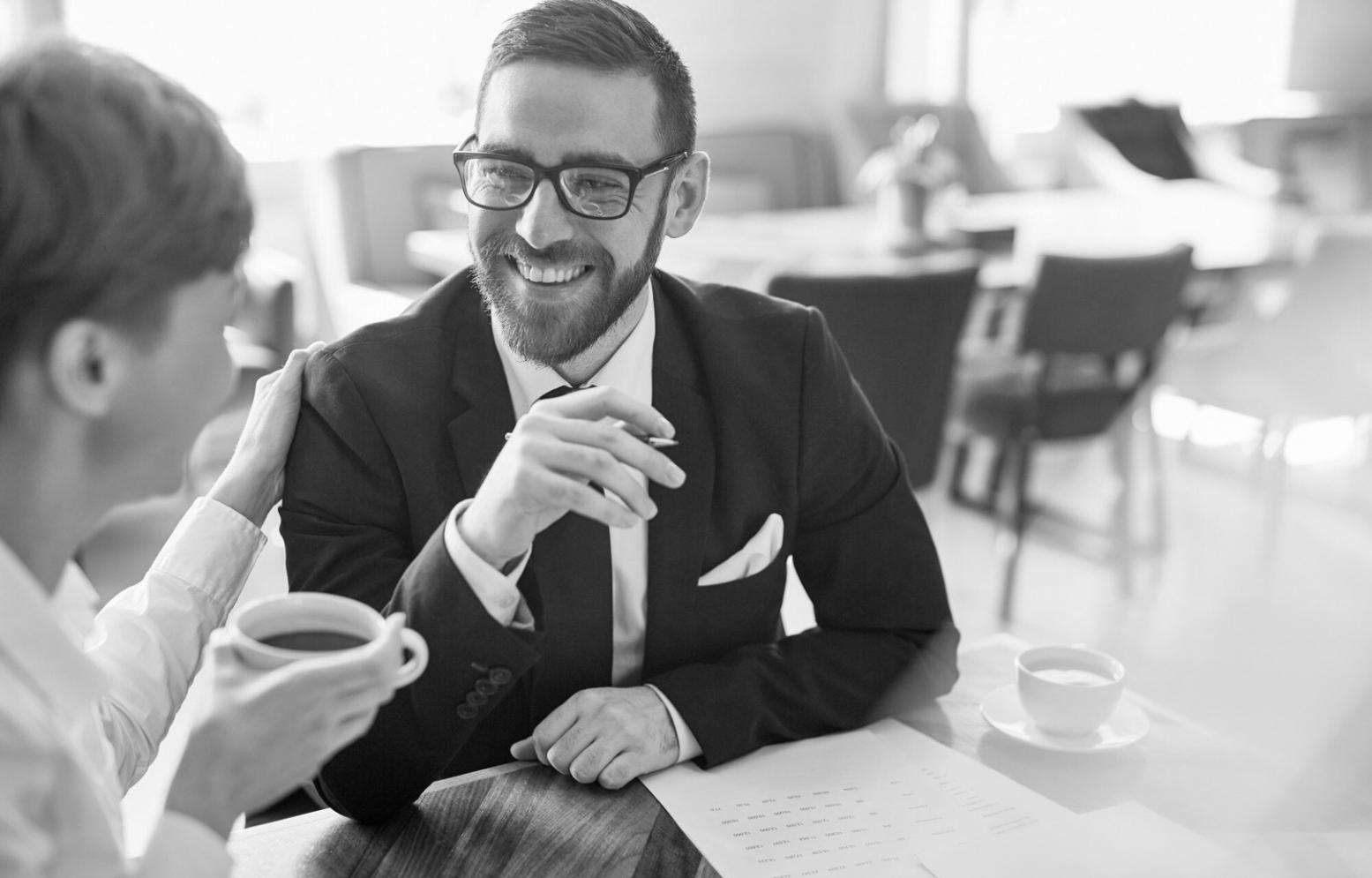 Equipo de expertos en finanzas corporativas analizando tendencias de mercado